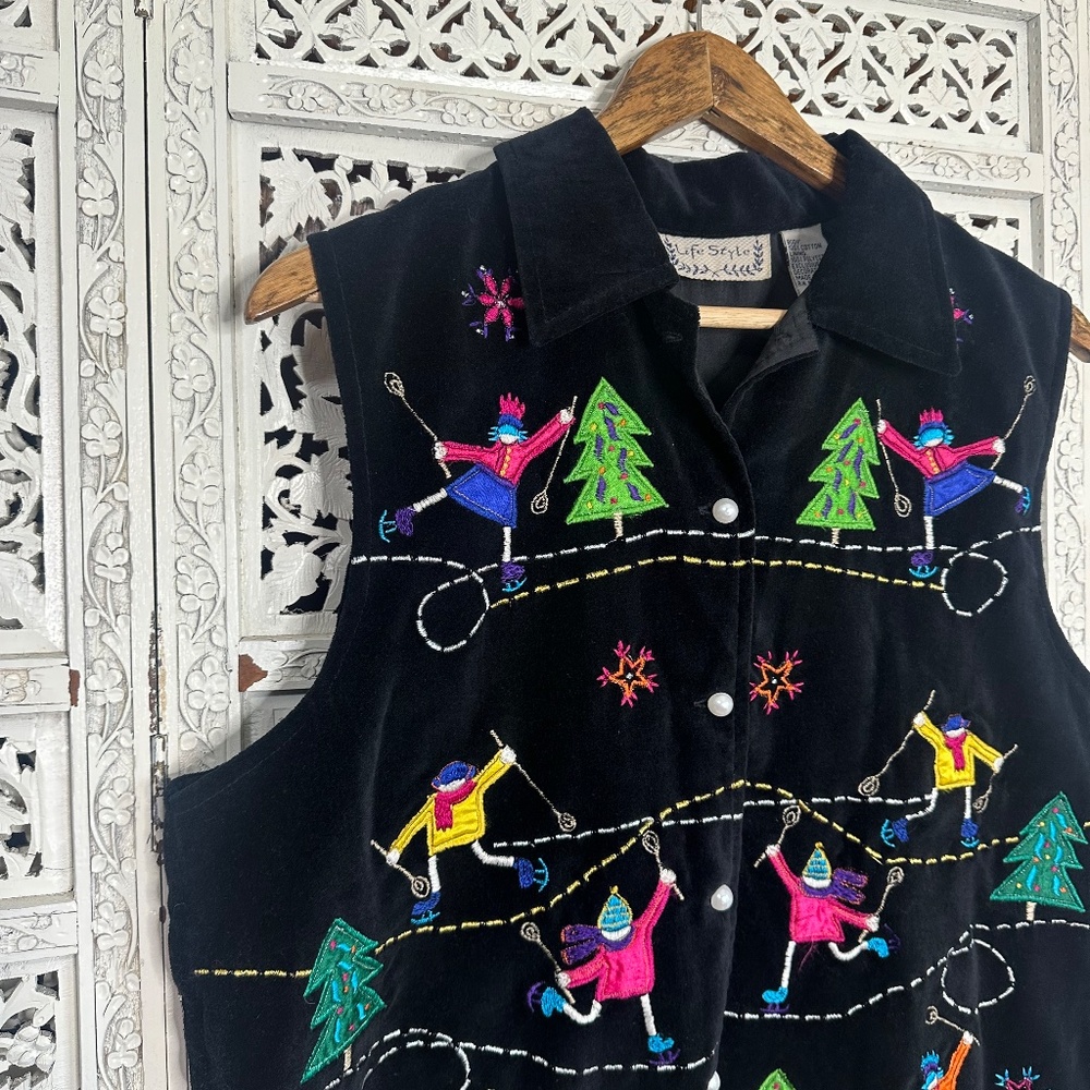 Vintage Lifestyle Black Velour Winter Themed Iceskating Button Up Collared Vest - Picture 2 of 7